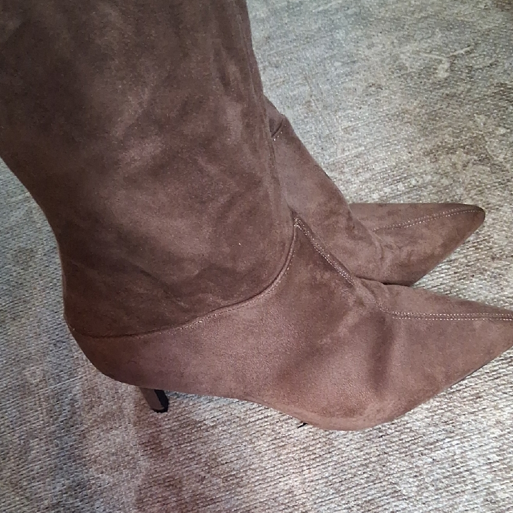 Rouge! Chic Brown Heeled Boots